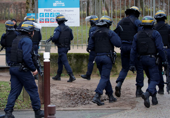 الشرطة الفرنسية بموقع الهجوم