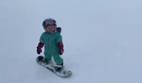 طفلة امريكية تتزلج على الجليد