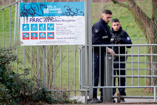 الشرطة الفرنسية بموقع حادث الطعن