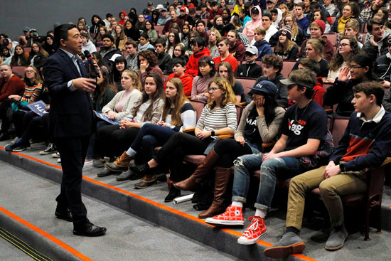 أندرو يانج يلقى كلمة أمام طلاب مدرسة كونكورد