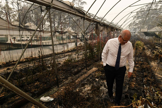 رئيس وزراء استراليا يتفقد المناطق المحترقة