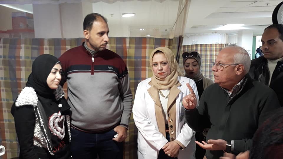 محافظ بورسعيد يزور الطفل المصاب في حادث المصعد (3)
