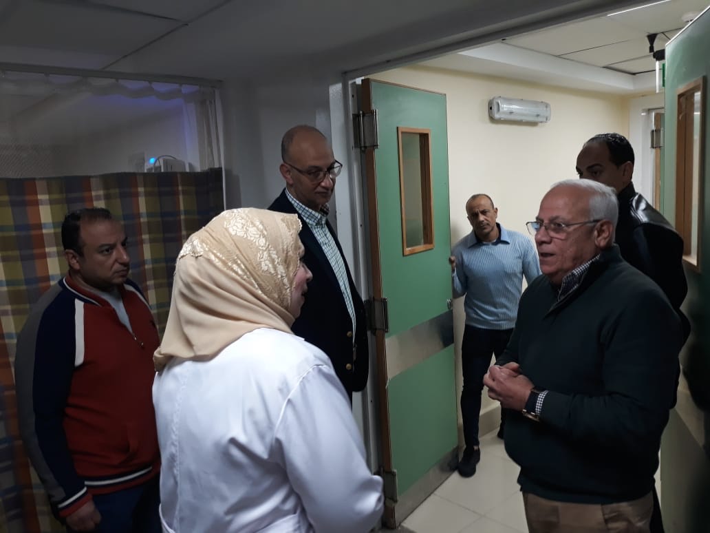 محافظ بورسعيد يتفقد سير العمل بمستشفي السلام (3)