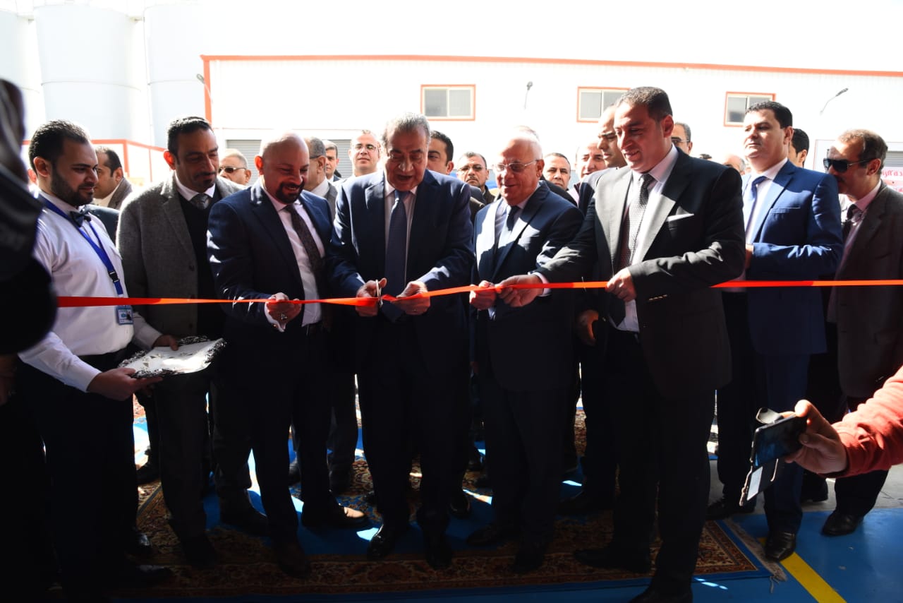 وزير التموين ومحافظ بورسعيد يفتتحان المرحلة الأولي من مصنع إنتاج وتعبئةالزيوت (2)