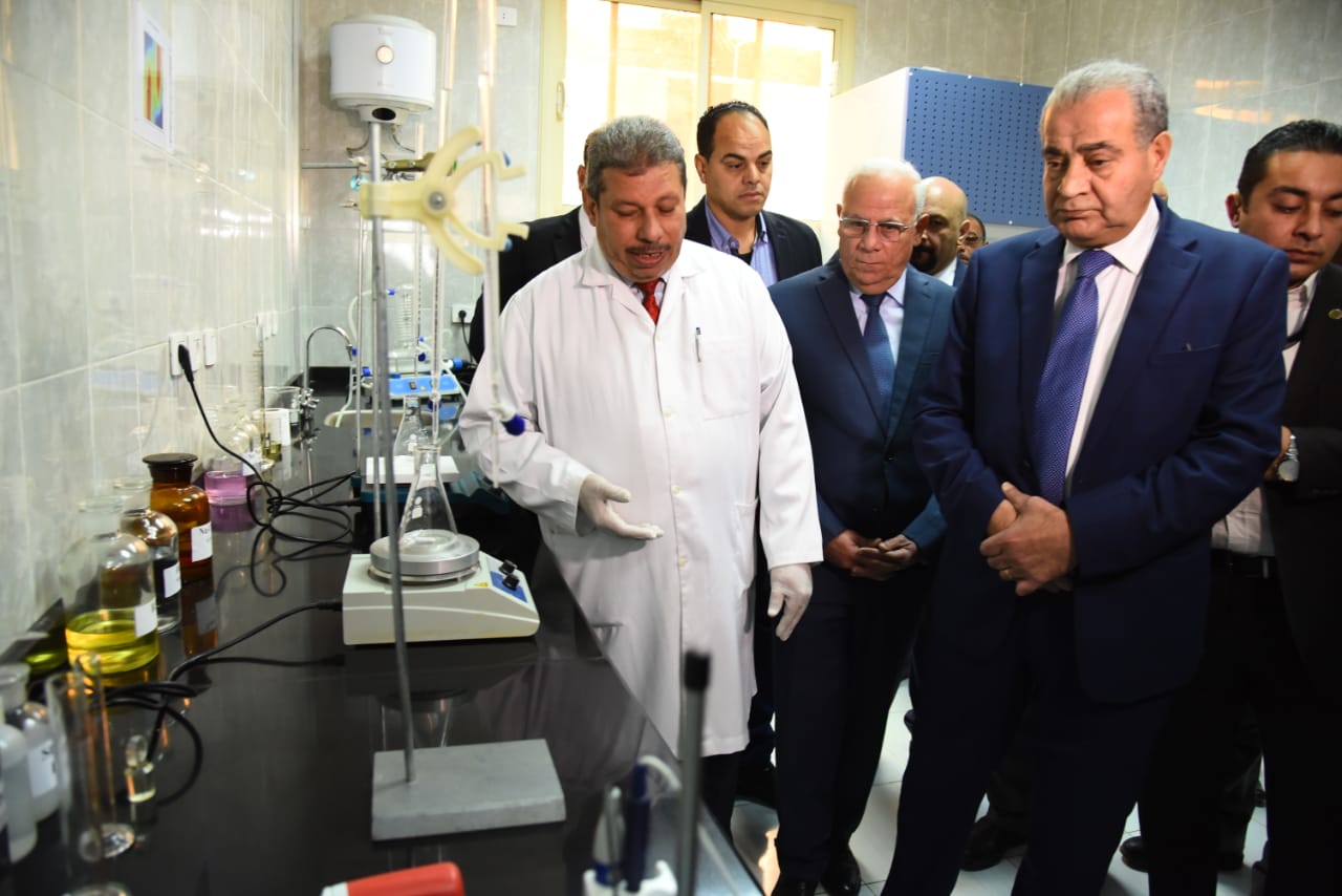 وزير التموين ومحافظ بورسعيد يفتتحان المرحلة الأولي من مصنع إنتاج وتعبئةالزيوت (5)