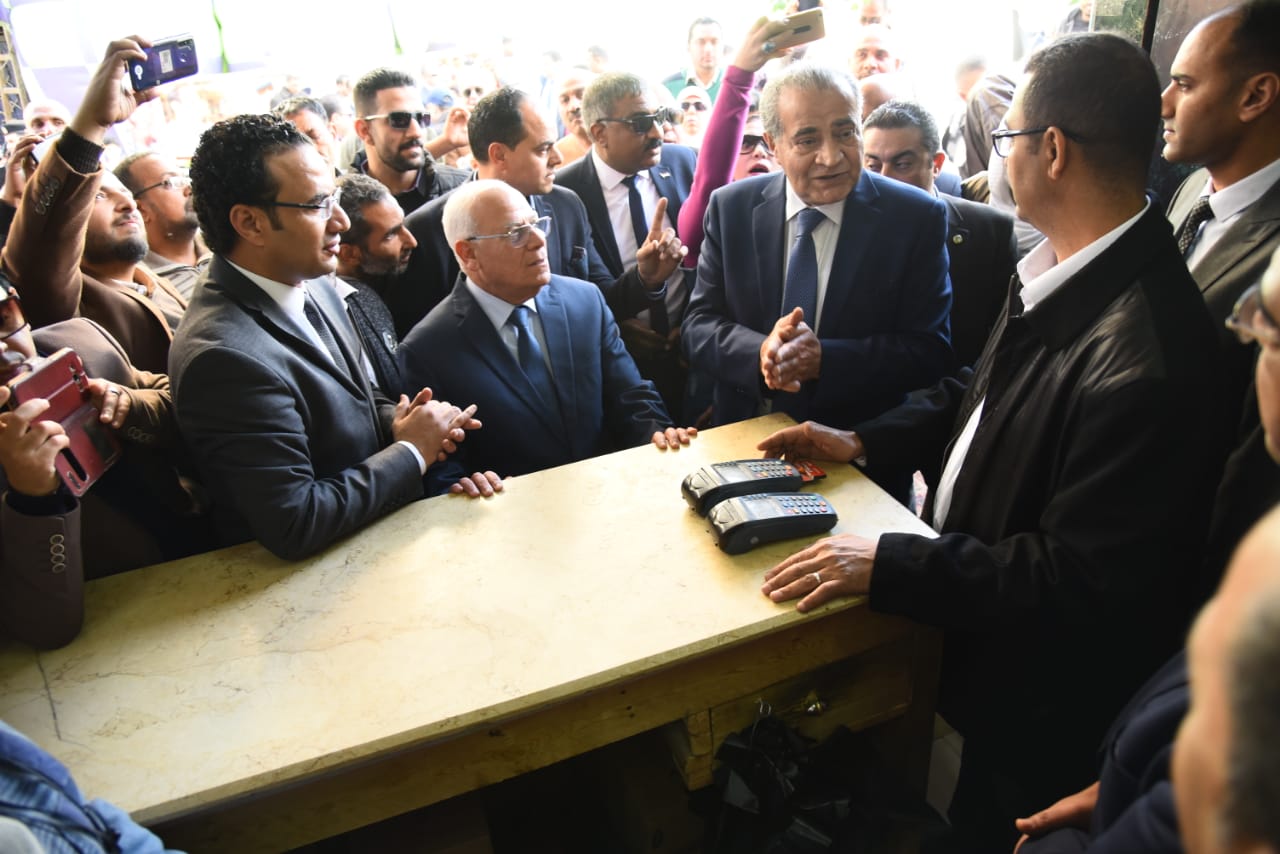 وزير التموين ومحافظ بورسعيد  يفتتحان منفذ تمويني بمشروع جمعيتي (1)