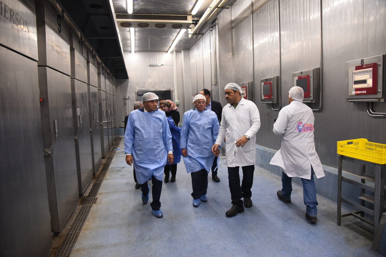 وزير التموين ومحافظ بورسعيد يتفقدان مصنع بورسعيد ستار لإنتاج الأسماك (6)