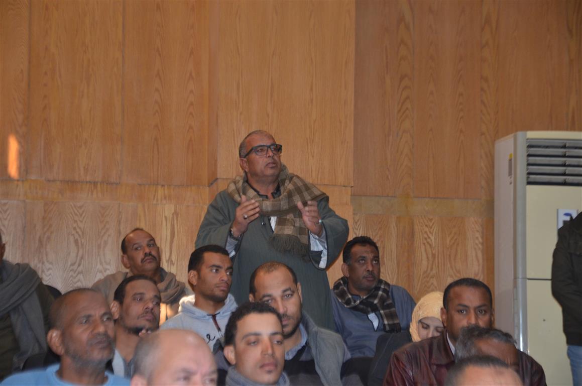 محافظ الأقصر يعقد جلسة اليوم المفتوح بمدينة إسنا ويبحث شكاوي المواطنين (6)