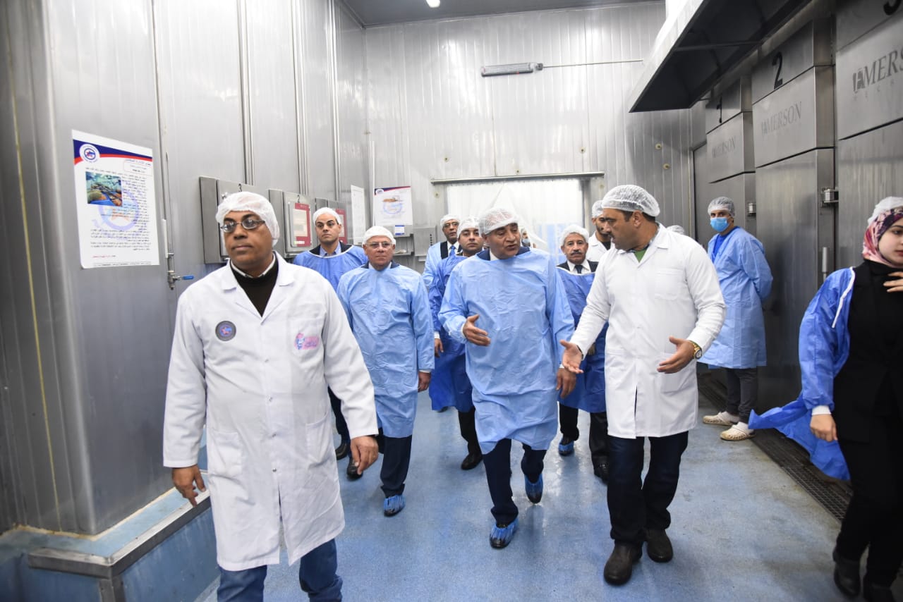 وزير التموين ومحافظ بورسعيد يتفقدان مصنع بورسعيد ستار لإنتاج الأسماك (7)