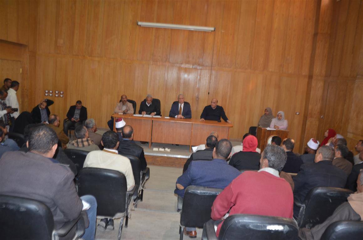 محافظ الأقصر يعقد جلسة اليوم المفتوح بمدينة إسنا ويبحث شكاوي المواطنين (5)