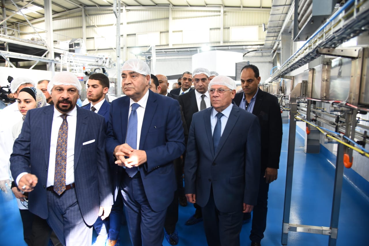وزير التموين ومحافظ بورسعيد يفتتحان المرحلة الأولي من مصنع إنتاج وتعبئةالزيوت (4)