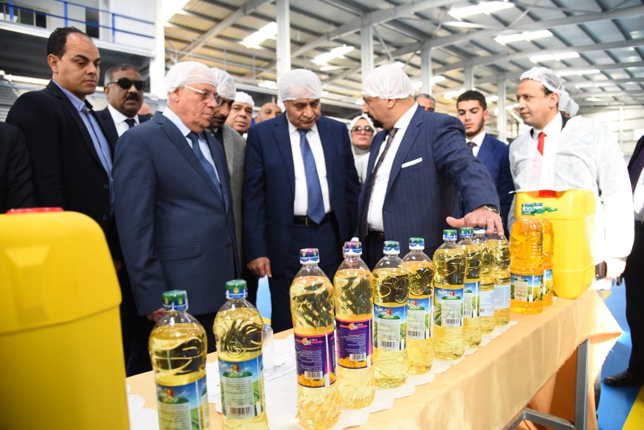 وزير التموين ومحافظ بورسعيد يفتتحان المرحلة الأولي من مصنع إنتاج وتعبئةالزيوت (1)