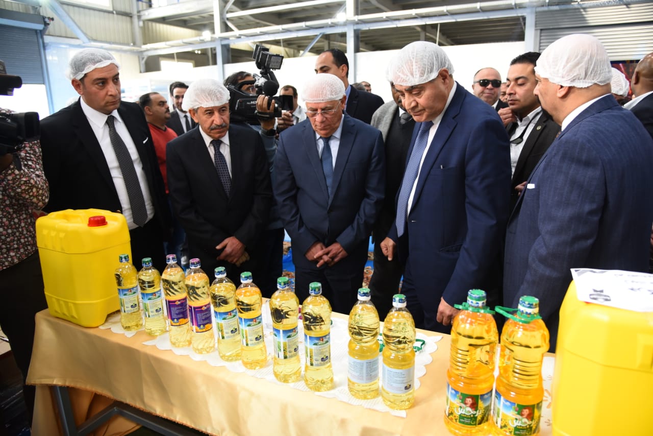 وزير التموين ومحافظ بورسعيد يفتتحان المرحلة الأولي من مصنع إنتاج وتعبئةالزيوت (10)