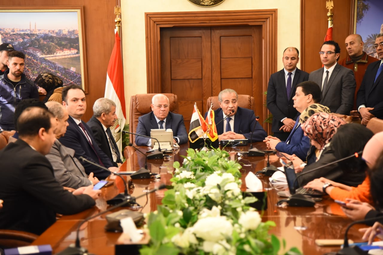 محافظ بورسعيد ووزير التموين يفتتحان الفرع الجديد لجهاز حماية المستهلك (6)