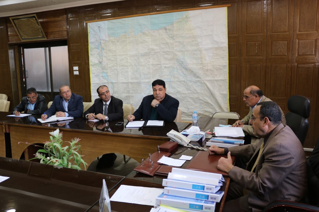 محافظ شمال سيناء يلتقى لجنة اختيار إنشاء ميناء الصيد الجديد بالعريش (1)