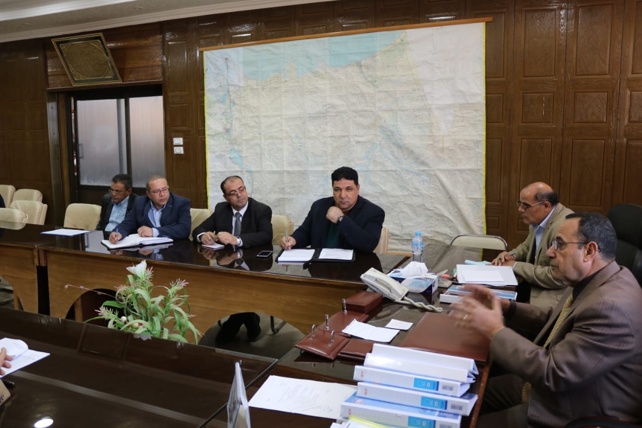 محافظ شمال سيناء يلتقى لجنة اختيار إنشاء ميناء الصيد الجديد بالعريش (2)