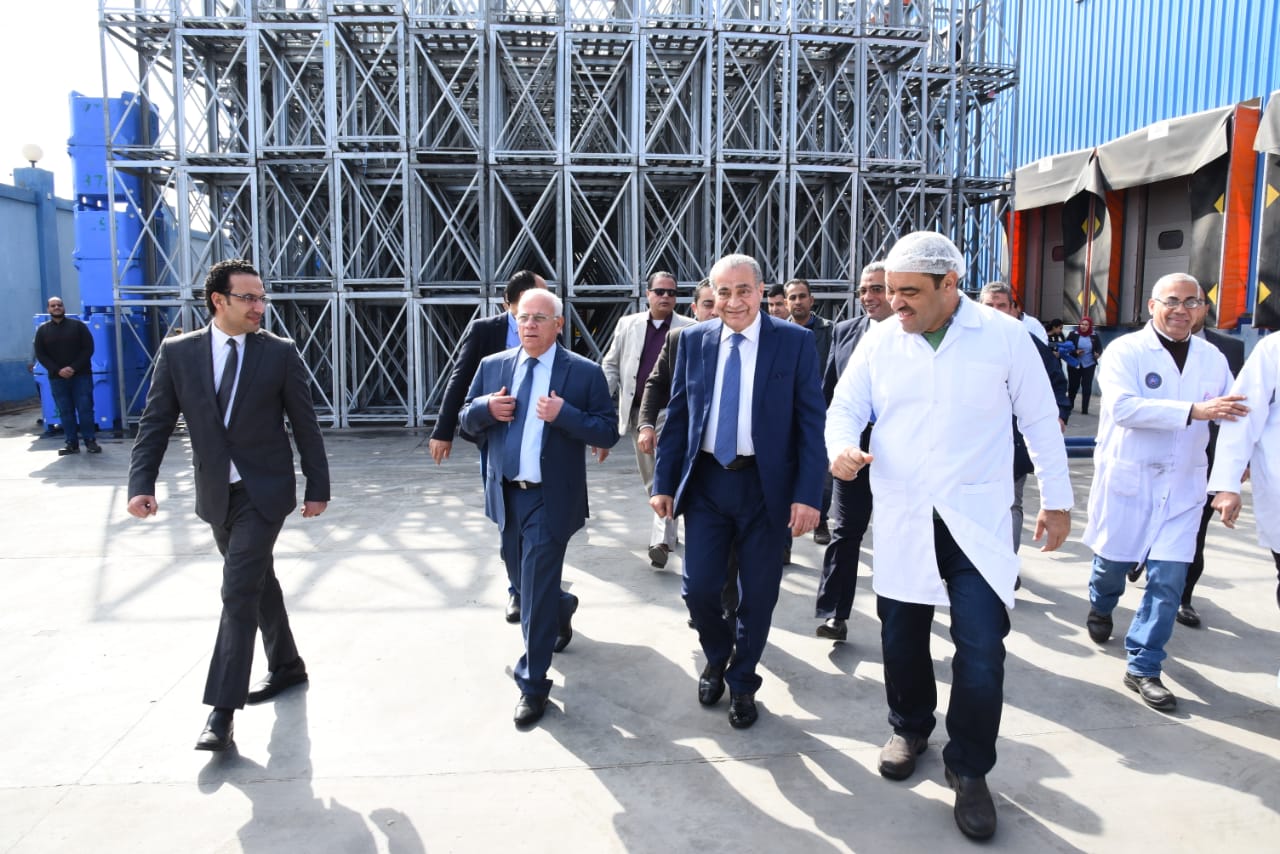وزير التموين ومحافظ بورسعيد يتفقدان مصنع بورسعيد ستار لإنتاج الأسماك (1)