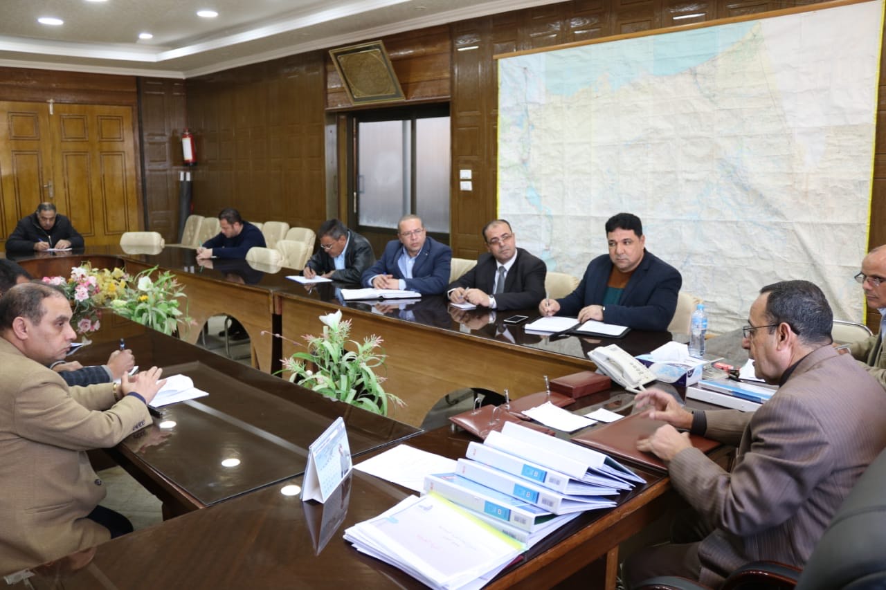 محافظ شمال سيناء يلتقى لجنة اختيار إنشاء ميناء الصيد الجديد بالعريش (3)