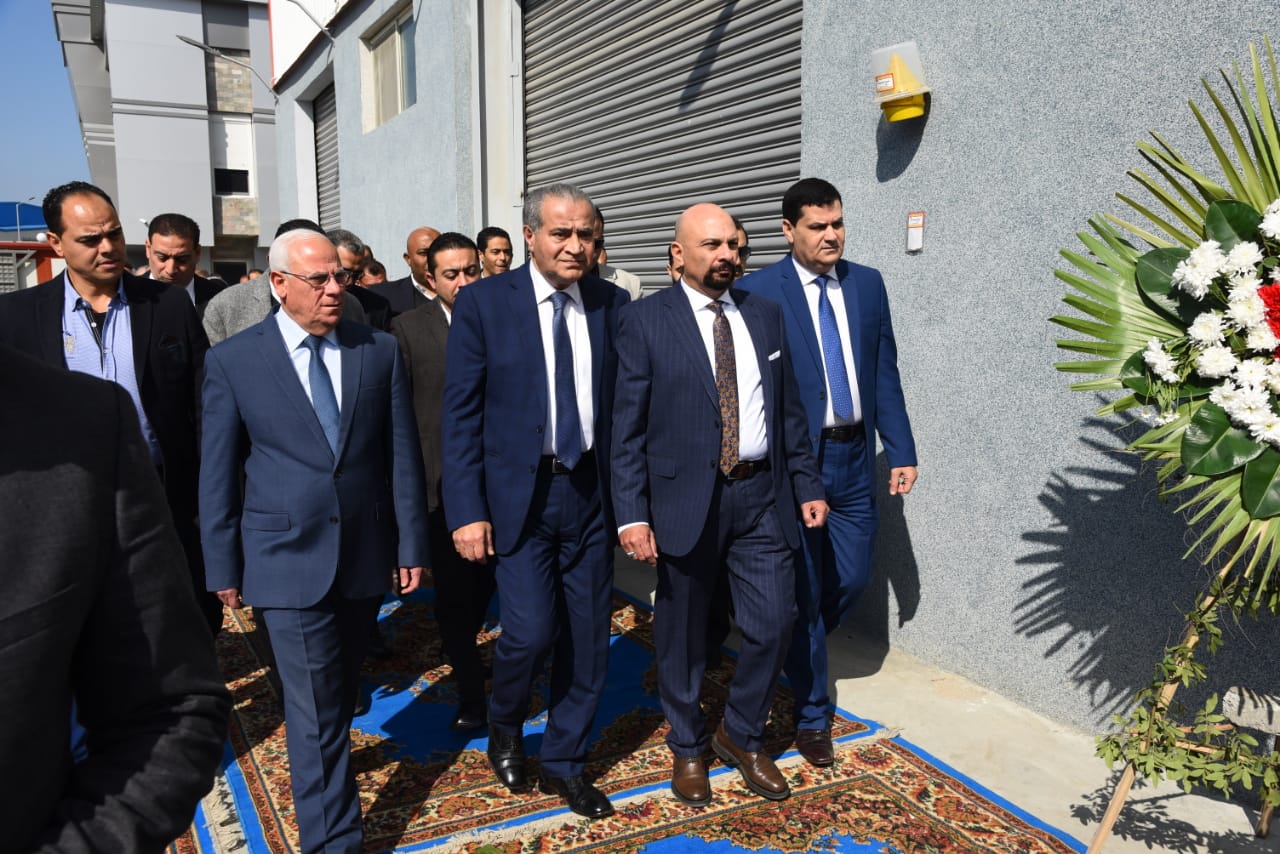 وزير التموين ومحافظ بورسعيد يفتتحان المرحلة الأولي من مصنع إنتاج وتعبئةالزيوت (3)