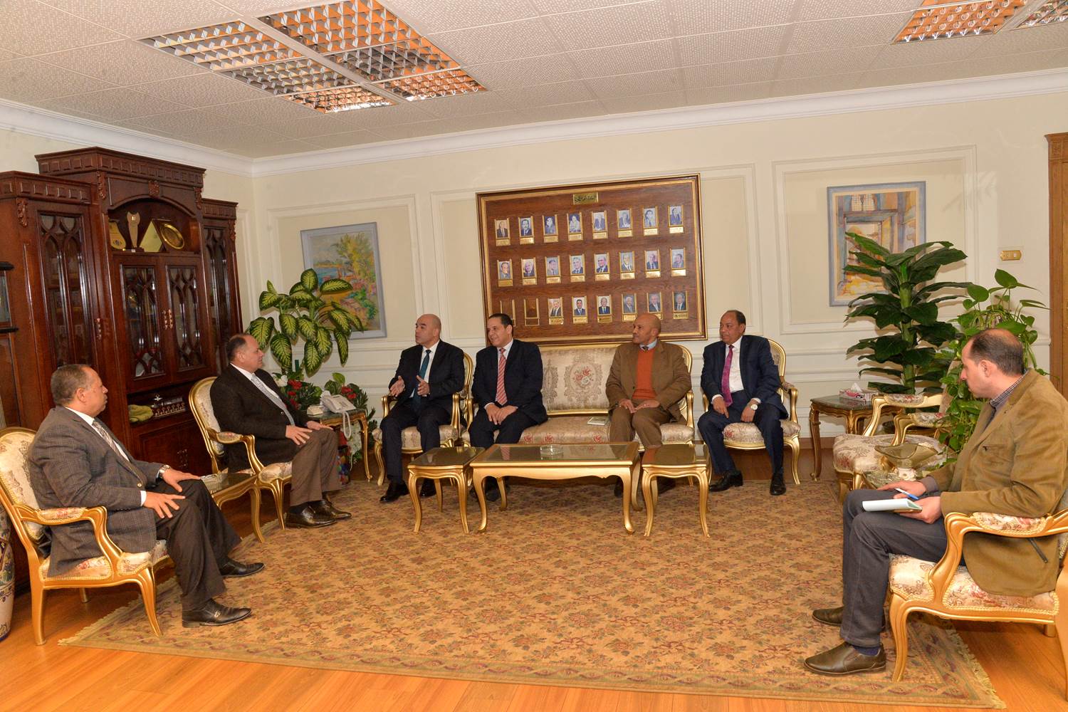 لقاء محافظ أسيوط مع مسئول البنك الزراعي المصري (3)