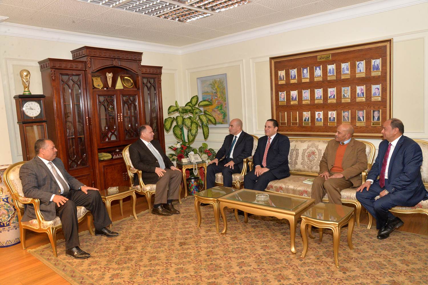 لقاء محافظ أسيوط مع مسئول البنك الزراعي المصري (1)