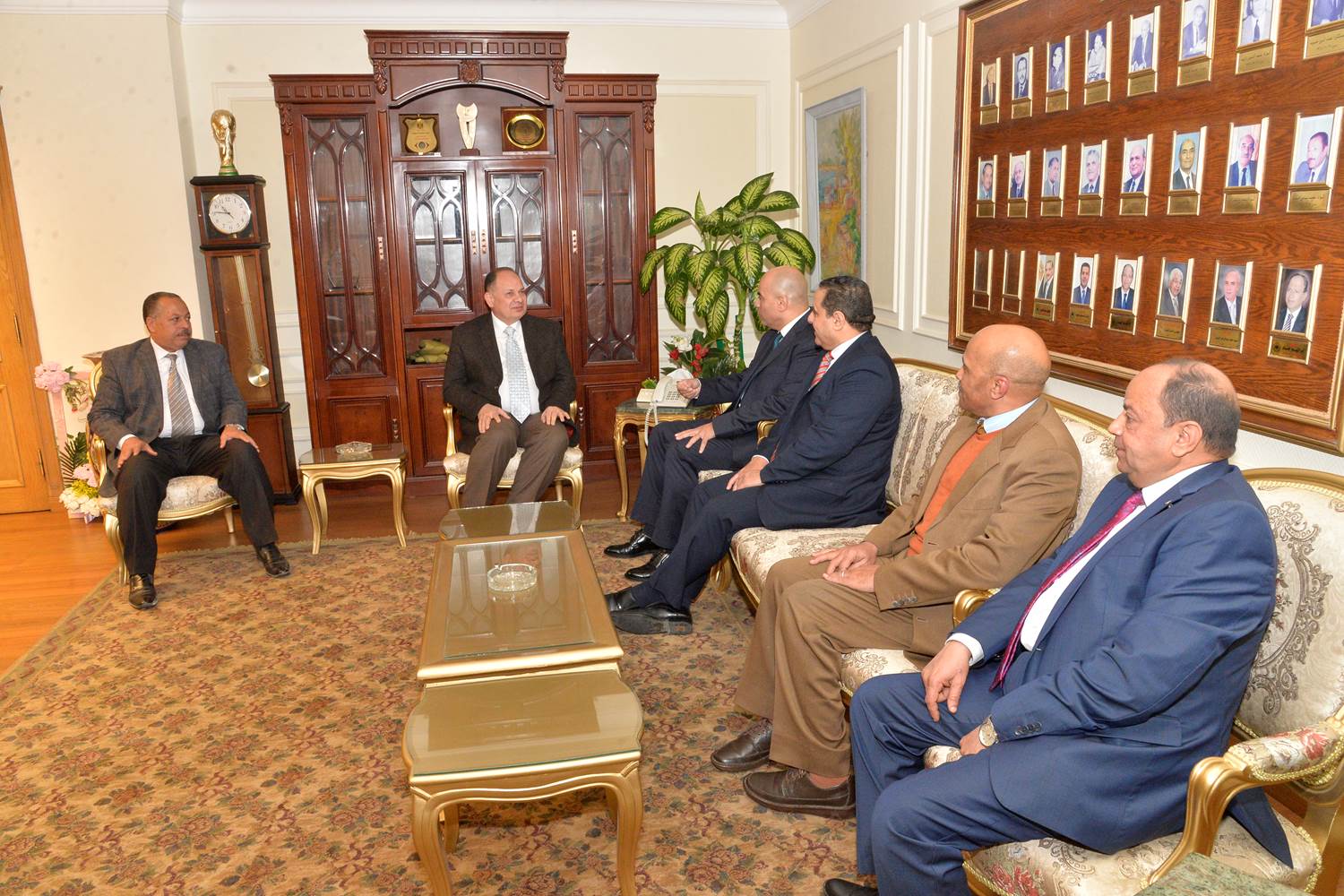 لقاء محافظ أسيوط مع مسئول البنك الزراعي المصري (2)