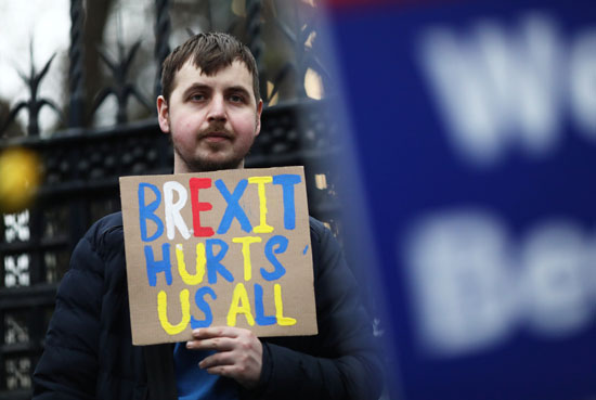 أحد المتظاهرين المناهضين لخروج بريطانيا من الاتحاد الأوروبي يحمل لافتة