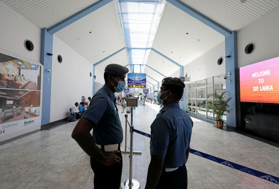 موظفو الخطوط الجوية السريلانكية يرتدون أقنعة في مطار باندارانايكي الدولي