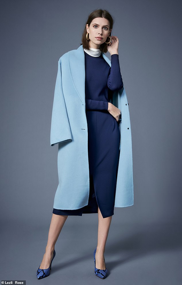 فستان أزرق كلاسيكي مدمج مع معطف بيبي بلو.