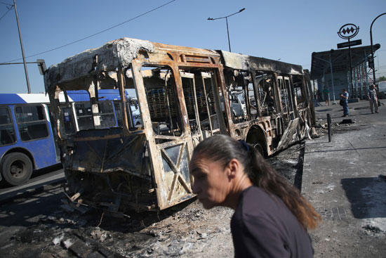 حافلة محترقة نتيجة الشغب خلال المظاهرات