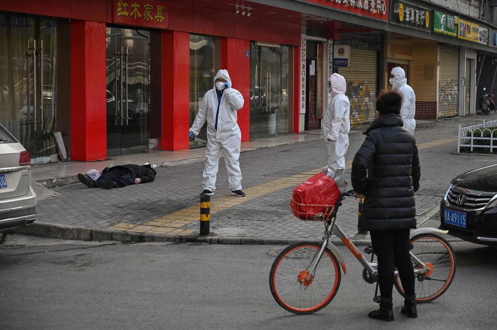رجل انهار وسقط فى شارع بجوار مستشفى فى مدينة ووهان الصينية