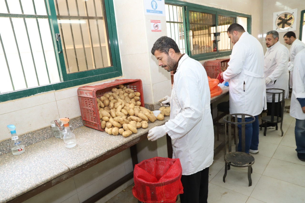 وزير الزراعة يفتتح  وحدة رصد البطاطس  (5)