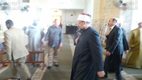 وزير الأوقاف يصل مسجد الجامع بأسوان لخطبة الجمعة (6)