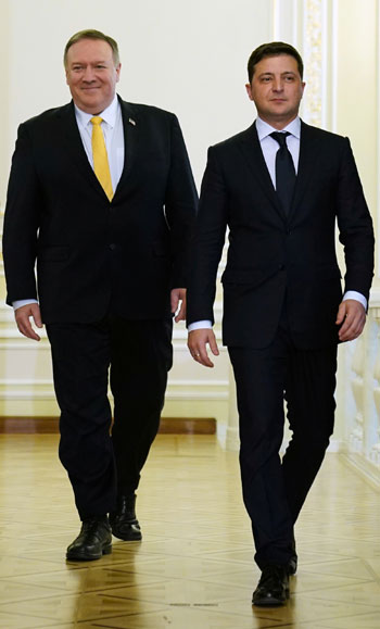 لحظة وصول مايك بومبو والرئيس الأوكراني فولوديمير زيلينسكي إلى مؤتمر صحفي مشترك في كييف