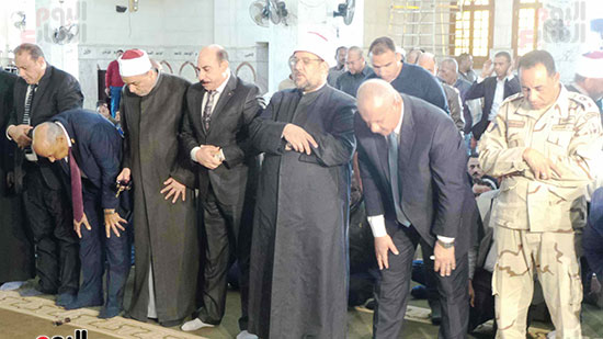 وزير الأوقاف يصل مسجد الجامع بأسوان لخطبة الجمعة (7)