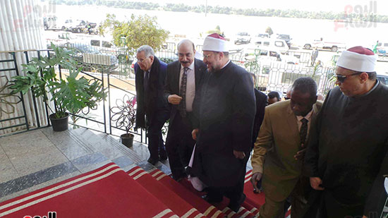 وزير الأوقاف يصل مسجد الجامع بأسوان لخطبة الجمعة (5)