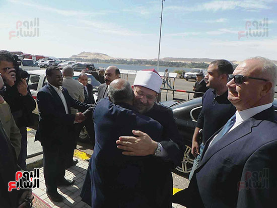 وزير الأوقاف يصل مسجد الجامع بأسوان لخطبة الجمعة (3)
