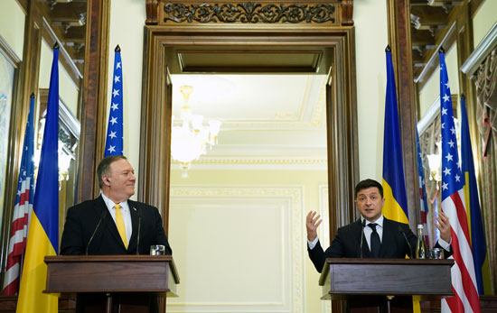 ينظر مايك بومبو إلى الرئيس الأوكراني فولوديمير زيلينسكي خلال مؤتمر صحفي مشترك في كييف