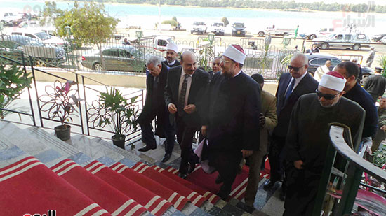 وزير الأوقاف يصل مسجد الجامع بأسوان لخطبة الجمعة (4)