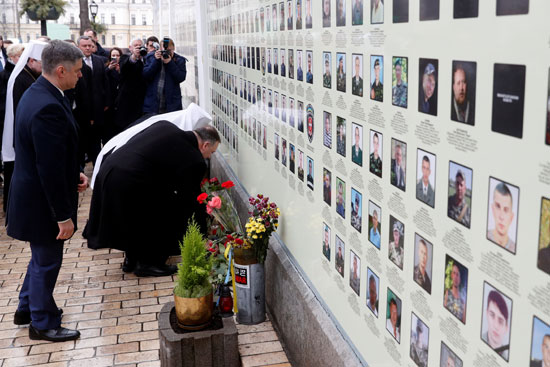 مايك بومبو يضع الزهور في النصب التذكاري للجنود الأوكرانيين الذين لقوا حتفهم في نزاع وقع بالمناطق الشرقية من البلاد