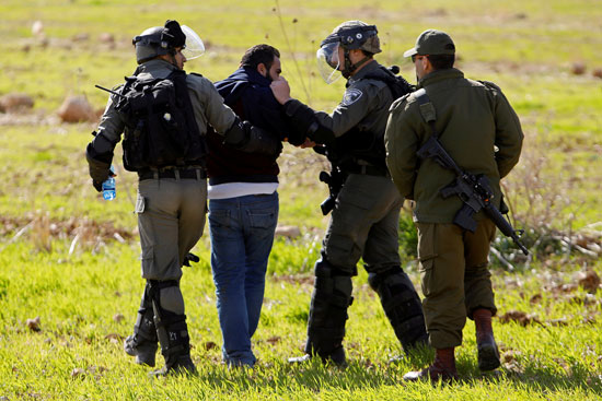الشرطة الإسرائيلية تعتقل متظاهر