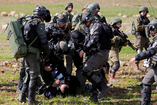الشرطة الإسرائيلية تسحل متظاهر فلسطينى