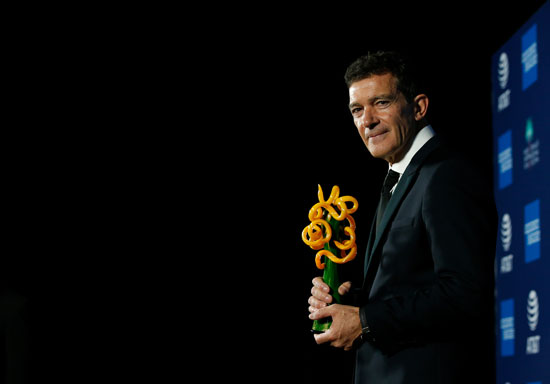 الممثل بانديراس يقف وراء الكواليس بعد حصوله على جائزة النجم الدولي  (1)