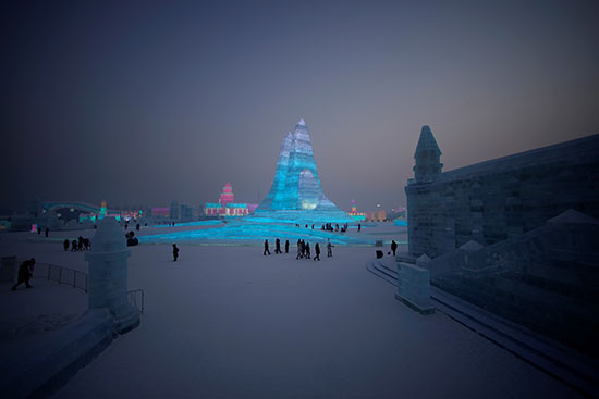 الناس يزورون منحوتات الجليد قبل المهرجان السنوي لنحت هاربين الدولي للثلج فى الصين