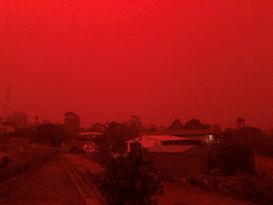 اللون الأحمر يغطى سماء بلدة مالاكوت مع اقتراب الحرائق