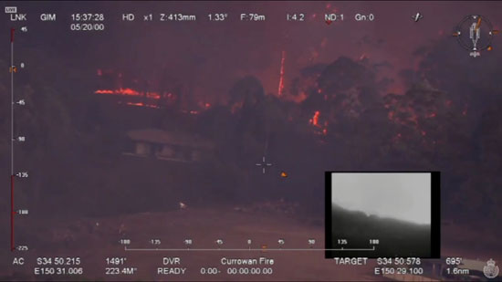 صورة جوية تظهر لهيب نيران حرائق الغابات في جبل كلايد