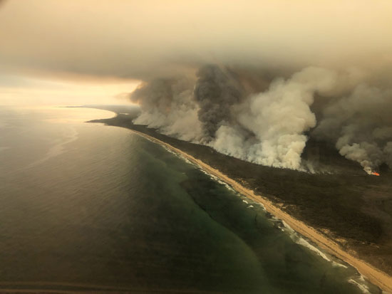 أعمدة الدخان الكثيفة ترتفع من حرائق الغابات على ساحل شرق جيبسلاند