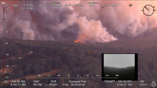 صورة جوية توضح أعمدة الدخان تتصاعد من حرائق الغابات