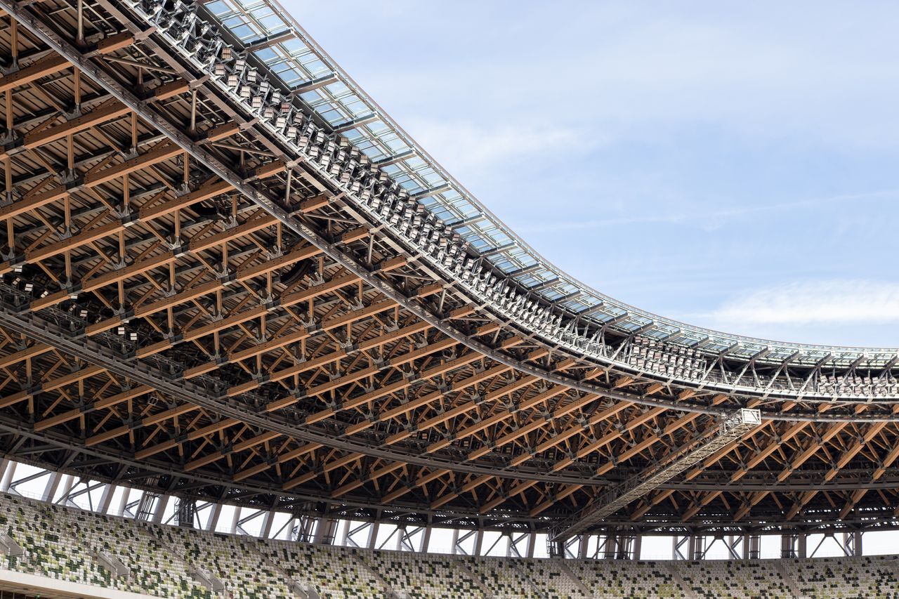 السقف الكبير يبلغ وزنه 20 ألف طن من خلال هيكل يجمع بين الأخشاب والحديد