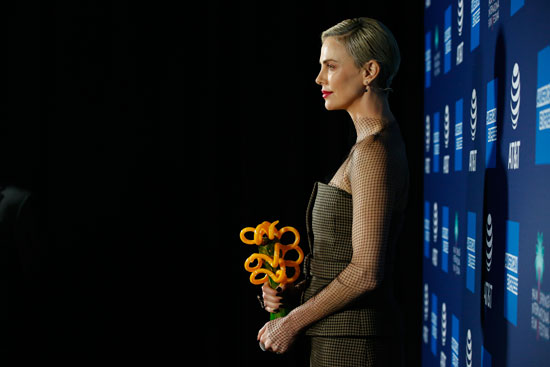 تشارليز ثيرون تقف وراء الكواليس بعد حصولها على جائزة النجمة الدولية